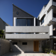 室内縁側の家 La Casa Intorno del Patio -by mcja