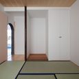 建具に桜色の和紙を貼った和室