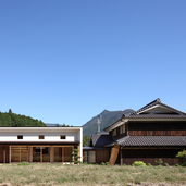 ふるさとの風景に並んで建つ