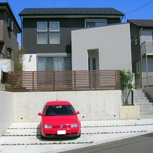 斜めバルコニーのモノトーンな住宅