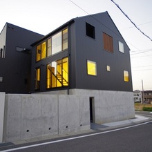 三角屋根のビルトインガレージハウス