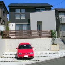 斜めバルコニーのモノトーンな住宅