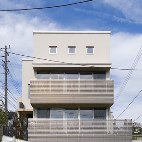 擁壁の上に建つちいさな家