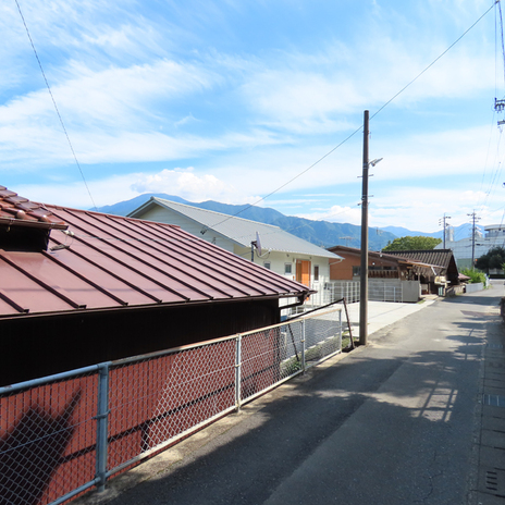 傾斜地に建つブリッジの家