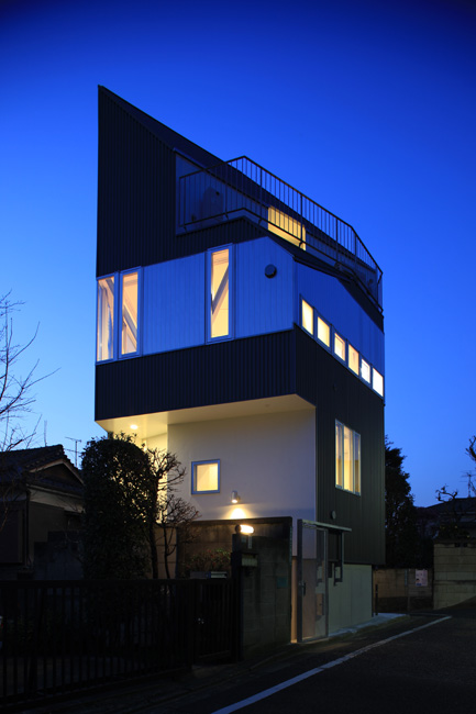 空へとのびる、三階建て住宅