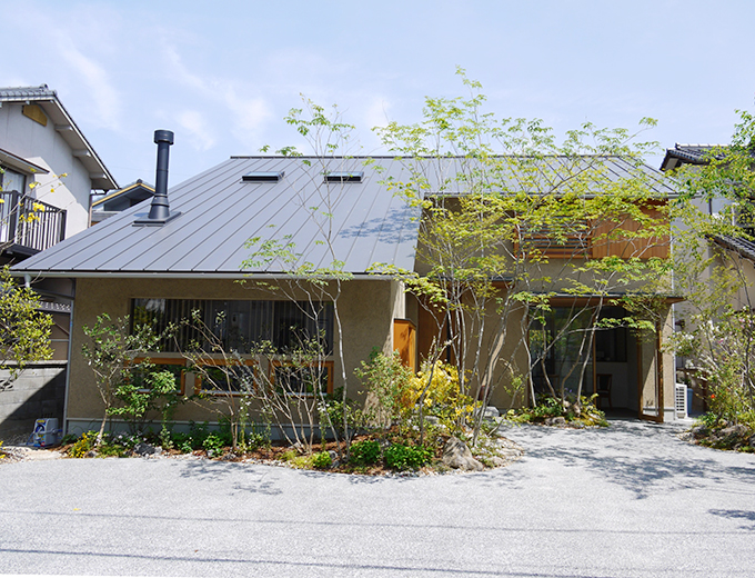 住宅地にひっそりと建つ、店舗付き住宅