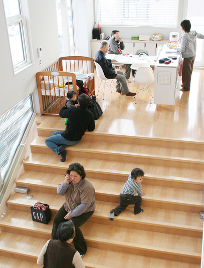 空間も役割もあいまいな仕切りのないキッチン