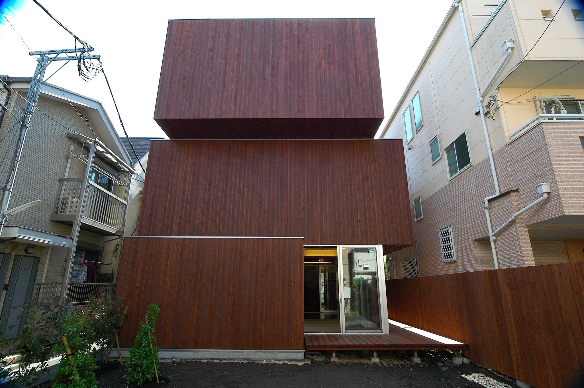 箱を積み重ねるように建てられた住まい