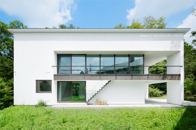 緑の草原に建つ、白い箱