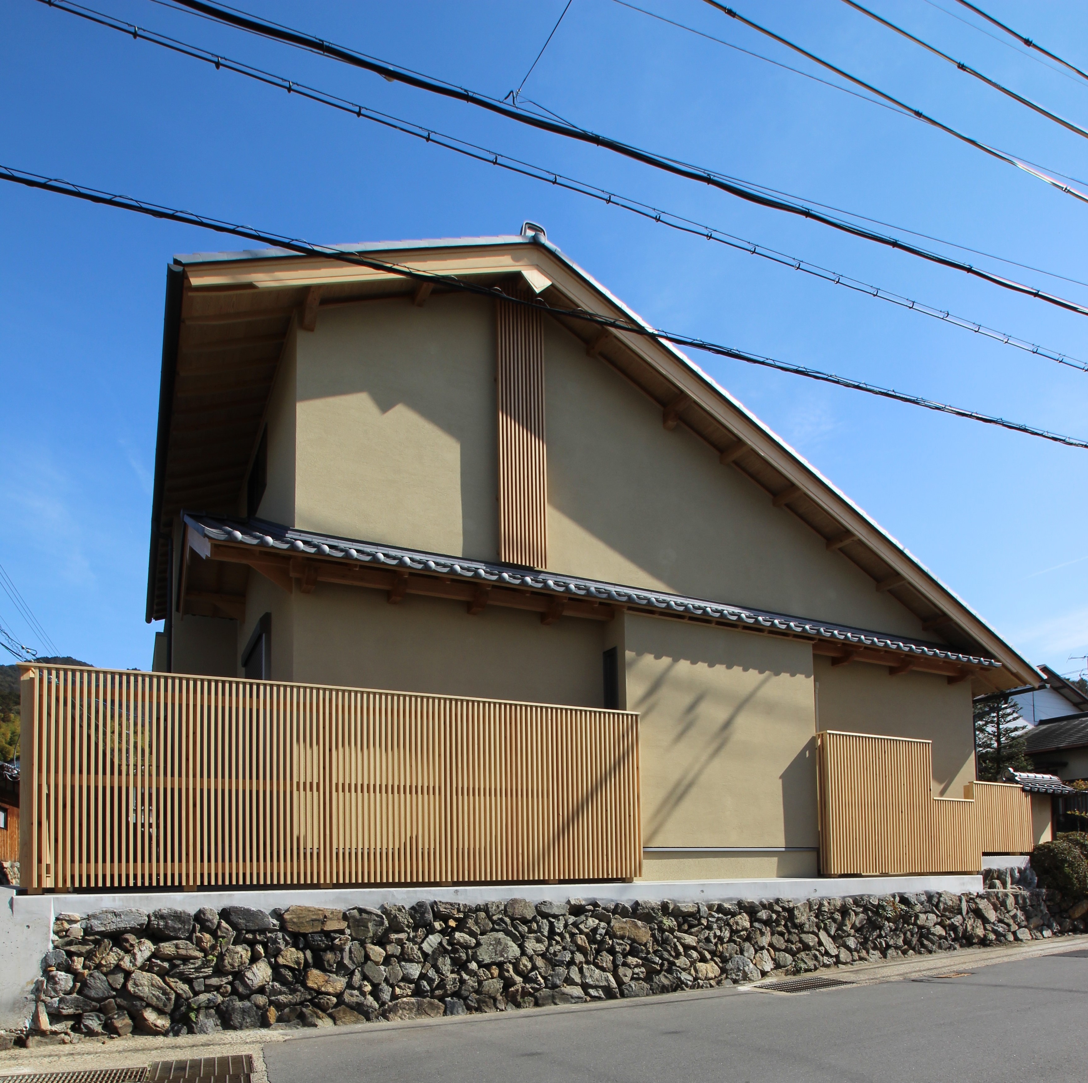 大胆な勾配屋根で、モダンな和風住宅