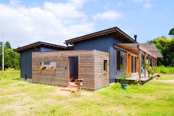 原っぱに建つ、平屋に住む