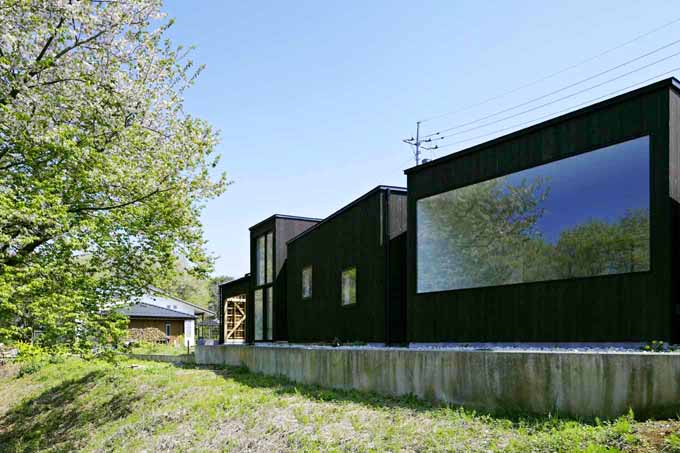 多様な箱が連なる平屋の住まい